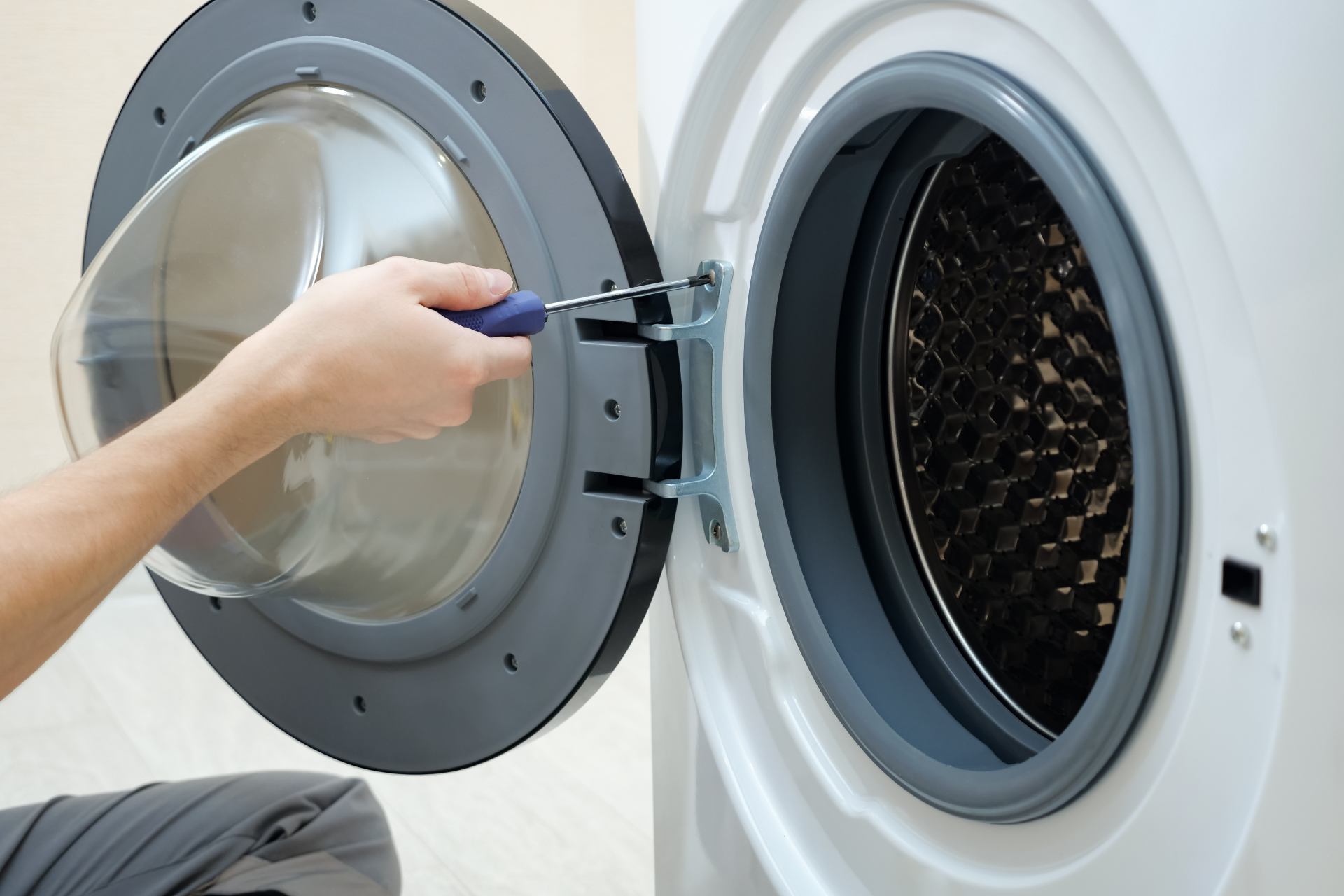 La porte du lave-linge ne s'ouvre pas : comment y remédier